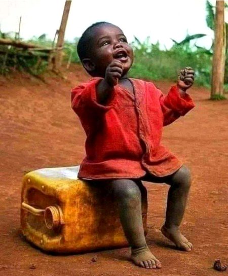 یہ میرا رنگ, یہ تیری آنکھ کا مسلئہ ھے.
میری ماں مجھے, روز ُچوم کر سوتی ھے.