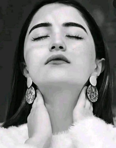 اُلٹی ہی چال چلتے ہیں دیوانگانِ عشق
آنکھوں کو بند کرتے ہیں دیدار کے لیئے🖤
🌹