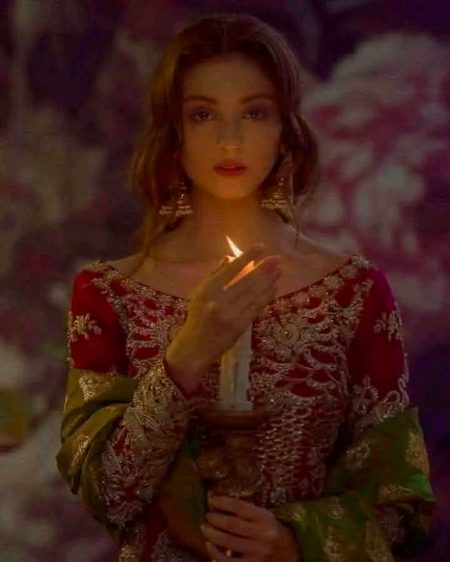 کھو کر تری گلی میں دل بے خبر کو میں..
فکر خودی سے چھوٹ گیا عمر بھر کو میں.
صحرا سے بار بار وطن کون جائے گا..
کیوں اے جنوں یہیں نہ اٹھا لاؤں گھر کو میں💔Unzii🥀