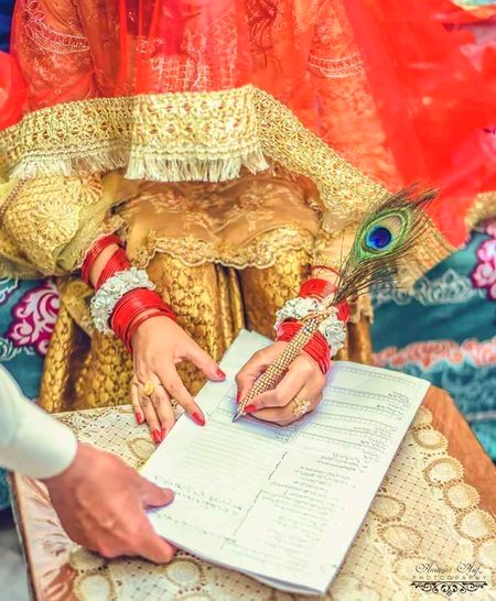 تم مرد ہو۔۔۔
چار بیویوں کا حق ساتھ لکھوا کر لائے ہو۔۔۔تم ایک کو پہلو میں رکھ کر دوسری تیسری چوتھی کو سوچ سکتے ہو۔۔۔مگر عورت صرف ایک سائباں ایک ساتھ لکھوا کر لائی ہے۔۔۔اور اس کی فطرت کی پاکیزگی کبھی گوارہ نہیں کر پاتی کہ وہ ایک کے پہلو میں سج کر کسی کا خیال اپنے قریب بھی بھٹکنے دے۔۔۔❤️😍