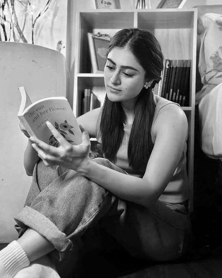 ﺍﺏ ﻋﻤﺮ, ﻧﮧ ﻣﻮﺳﻢ, ﻧﮧ ﻭﮦ ﺭﺳﺘﮯ ﮐﮧ ﻭﮦ ﭘﻠﭩﮯ..
ﺍﺱ ﺩﻝ ﮐﯽ ﻣﮕﺮ ﺧﺎﻡ ﺧﯿﺎﻟﯽ..ﻧﮩﯿﮟ ﺟﺎﺗﯽ.
ﮨﻤﺮﺍﮦ ﺗﯿﺮﮮ ﭘﮭﻮﻝ ﮐﮭﻼﺗﯽ ﺗﮭﯽ ﺟﻮ ﺩﻝ ﻣﯿﮟ.
ﺍﺏ ﺷﺎﻡ ﮐﻮﺋﯽ ﺩﺭﺩ ﺳﮯ ﺧﺎﻟﯽ _ نہیں ﺟﺎﺗﯽ💔Unzii🥀