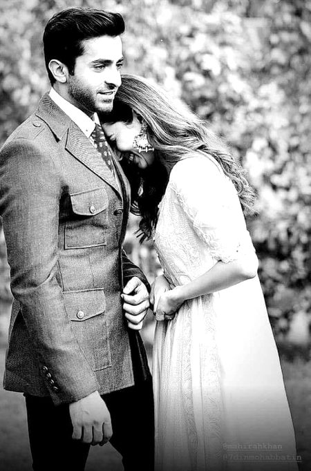 اس ایک شخص کی دھیمی سی مسکراہٹ نے
کئی زمانوں کی وحشت پہ خاک ڈال دی ہے💞