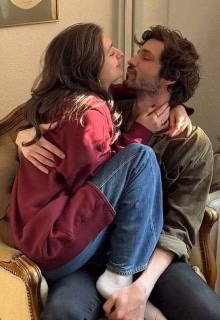 _*وہ ملا تو برسوں بعد بھی،میرے چہرے پہ نا کوئی ملال تھا..!*_ 
 _*اســے میری چپ نے رلا دیا، جسے گفتگو میں کمـال تھا..!*_