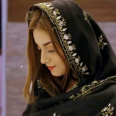 بہت انمول ہے میرے لیے آج بھی وہ اک  شخص❤
جس کے صرف نام سے ہی میرے لبوں پہ مسکراہٹ آجاتی ہے. ...❤