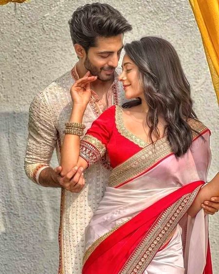 اکیسویں صدی میں بھی اگر کسی کا لمس آپ ..کو سُکون اور قرار دیتا ھے تو عشق کی نفی نہیں کی جا سکتی💔Unzii🥀