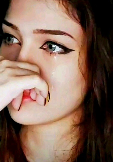 ہم لڑکیاں اپنے خواب دِل کے صندوق میں بند رکھتی ہیں۔اور 
جو خواب پورا نا ہو اس کو آنکھوں کے پانی میں بہا کر مُسکرا دیتی ہیں🔥۔