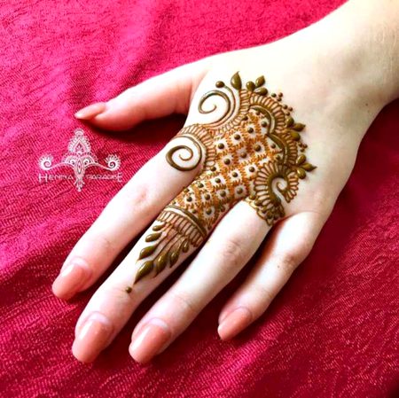 Finger mehndi design