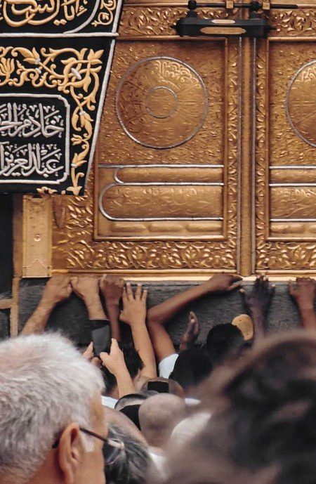 بندہ اللہ کو راضی کرنے والی کوئی بات کرتا ہے، جس کا وہ کوئی دھیان نہیں کرتا، تو اللہ تعالیٰ اس کی وجہ سے اسے کئی درجے بلند کر دیتا ہے اور بندہ اللہ کو غصہ دلانے والی کوئی بات کرتا ہے، جس کا وہ کوئی دھیان نہیں کرتا، تو اس کی وجہ سے وہ جہنم میں گر جاتا ہے
📖صحیح بخاري 6478
#Muslim_sisters