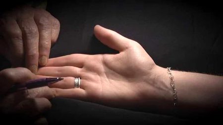 ﺩﯾﮑﮫ ﯾﮧ ﮨﺎﺗﮫ ﻣﯿﺮﺍ ﺍﻭﺭ ﺑﺘﺎ ﺩﺳﺖ ﺷﻨﺎﺱ،
ﺭﺯﻕ ﮐﺘﻨﺎ ﮨﮯ ﻣُﻘﺪﺭ ﻣﯿﮟ ؟ ﻣُﺤﺒﺖ ﮐﺘﻨﯽ