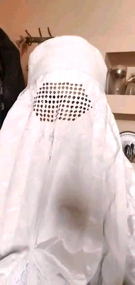 بنا پيڪج جي بي موبائيل ائين پيو لڳي ڄڻ
شادي فنڪشن ۾ اڇو برقعو پائي ويٺي ھجان