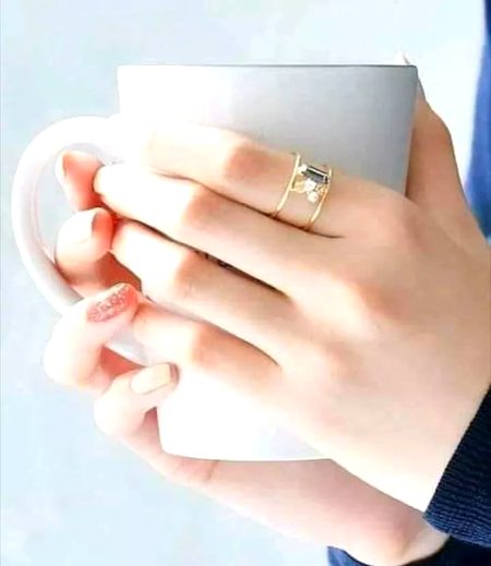 ﻣﺠﮭﮯ ﻏﺮﺽ ﮨﮯ ﻓﻘﻂ ﭼﺎﺋﮯ ﺳﮯ
ﺁﭖ ﺑﻨﺎ ﮐﮯ ﭼﺎﮨﮯ ﺟﯿﺴﯽ ﻟﮯ ﺁﺋﯿﮟ