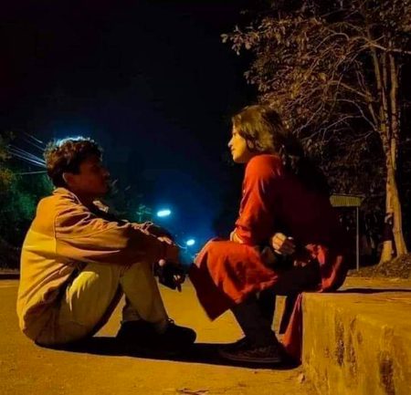 تمہیں تو کوئ شخص بھاتا ہی نہیں تھا
یہ کس کی محبت میں گم ہو؟ یہ تم ہو؟