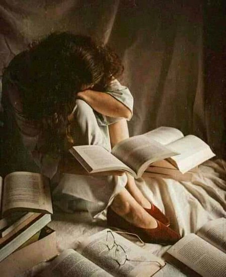 میری آنکھوں کے گرد جو سیاہ حلقے ھے ...
یہ میرے مردہ خوابوں کی قبریں ھیں