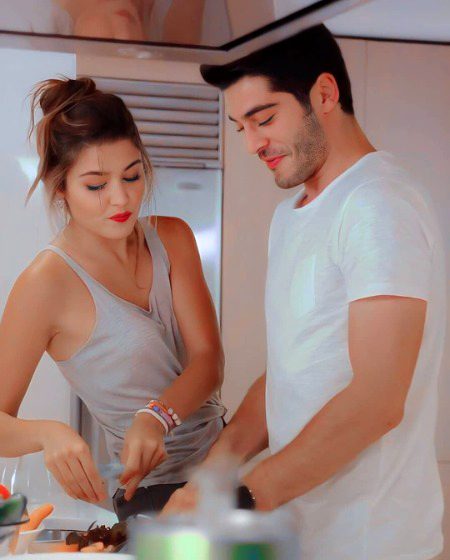 میری منزل ہے کہاں؟
میرا ٹھکانا ہے کہاں؟
میری منزل ہے کہاں؟
میرا ٹھکانا ہے کہاں؟
صبح تک، تجھ سے بچھڑ کر
مجھے جانا ہے کہاں؟
سوچنے کے لیے
ایک رات کا موقع دے دے
ہم تیرے شہر میں آئے ہیں
مسافر کی طرح