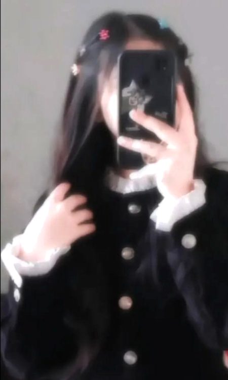 کبھی کبھی میں ایسی کیفیت میں مُبتلا ہوتی ہوں کہ نہ خوشی اثر کرتی ہے نہ کوئی تسلی نہ وقت کی خوبصورتی نہ لمحے کا حاصل، نہ باہر بسنے والی دنیا بس اک عجیب سی خاموشی چھائی رہتی ہے...!! 🙂💔_