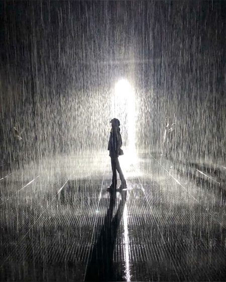 بھیگے رَستوں پَہ ترے ساتھ ٹہلنا تھا مُجھے,
اَیسے مُوسم مَیں بَھلا چُھوڑ کے جاتا ہے کوئی؟💔Unzii🥀