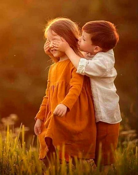 مجھے چھوڑ کر سب کا نام لیا اس نے 
ہاتھ رکھا جب میں نے  اسکی آنکھوں پر  💔