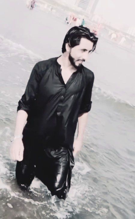 لا کر قریب کوئی توجہ نہ دی گئی💔
𝗖𝗵𝗮𝗮𝗻𝗱💔💔
میں دُور جا چُکا تو پُکارا گیا مُجھے...!🥀