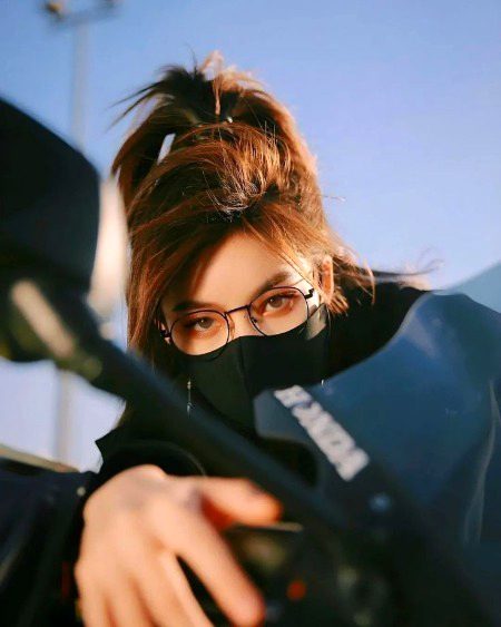 Sar phere Sahi hum Se suljhna k bajai  uljh na jana kahai 😏🖤