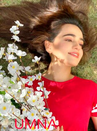 (***)unhony phoolo ki barish kar k kaha Ap in phhoolo jesi nazuk ho kabhi Nahin toronga ap ko ap khilkhilaati rehna humesha in phoolo ki tarha(***)