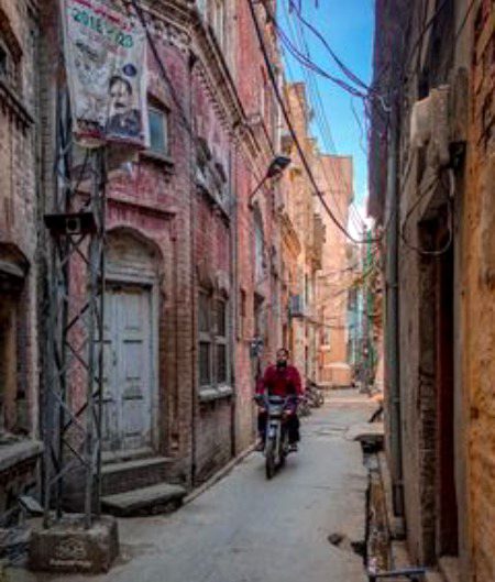 کتنے لہجوں کے غلافوں میں چھپاؤں تجھ کو
شہر والے میرا موضوع سخن جانتے ہیں