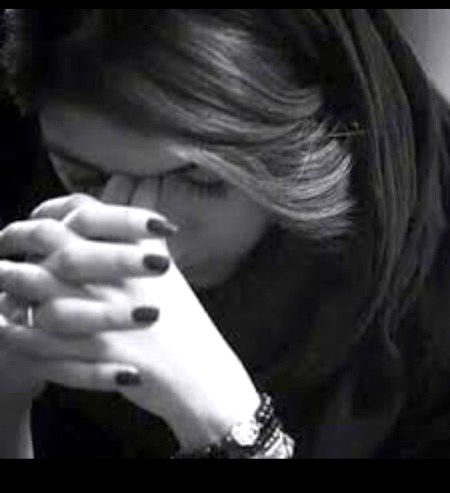 کبھی کبھی یوں ہی بیٹھے بیٹھے دل بھر آتا ہے
جیسے اندر کہیں خاموشی چیخ رہی ہو