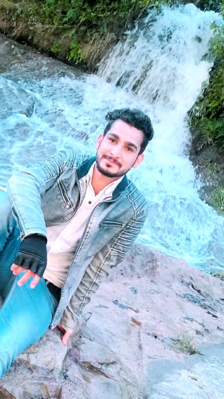 Mujh se ab log kam he miltay hain...
Yun b main hatt gaya hun manzar se 😍😍😋