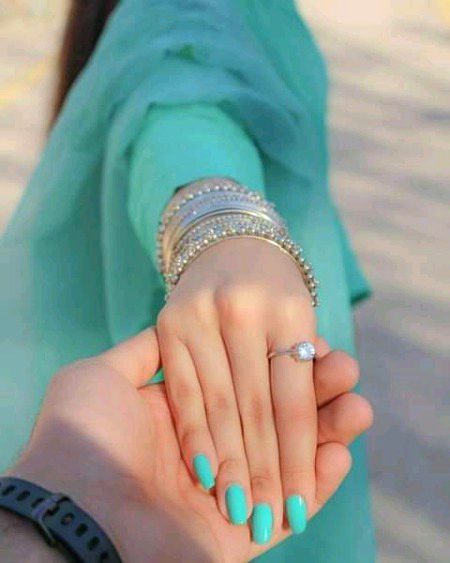 Woh Chand Hai Magar Aap Se Pyaara To Nahi,
Parvane Ka Shamma Ke Bin Guzara To Nahi,
Mere Dil Ne Suni Hai Ek Mithi Se Awaaz,
Kya Aapne Mujhe Pukaara Toh Nahi