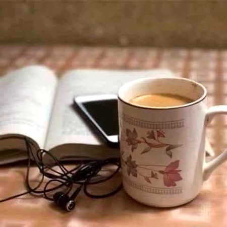 کیسا جان لیوا موسم ہںے 
نومبر کی شام ٹھنڈی ہںوا
اداس دریچہ ,خاموش موبائل 
تنہائی میں اور چائے..💕
