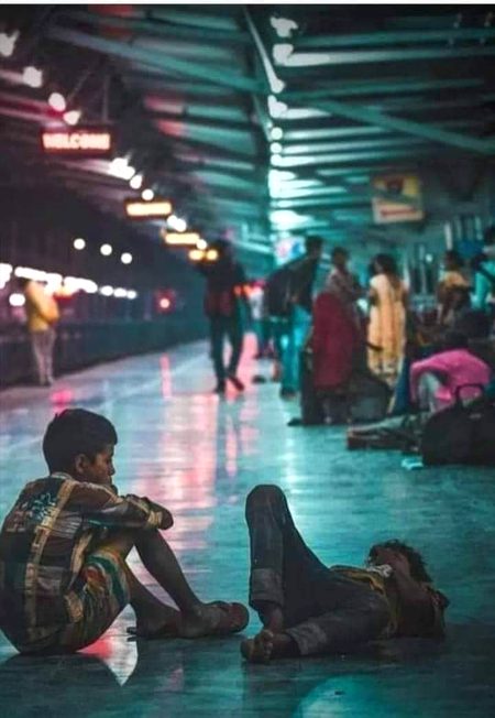 لوگ پھر اُسکو کفن دیتے ہیں ہمدردی کا
سرد راتوں میں جو فُٹ پاتھ پہ مر جاتا ہے