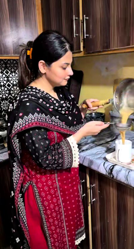 میں چائے پکا رھی
