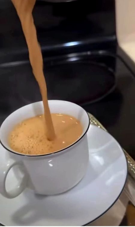 تیری یادیں نڈھال رکھتی ہیں
کیا کہوں کیسے جی رہی ہوں میں 
سرد موسم  ہے اور  بارش ہے
چائے ادرک کی پی رہی ہوں میں