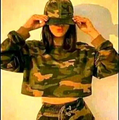 ہاں میں عجیب ہی ہوں کیونکہ🙃
جب میرا دل نہ ہو تو میں خود سے بھی بات نہیں کرتی 🖤