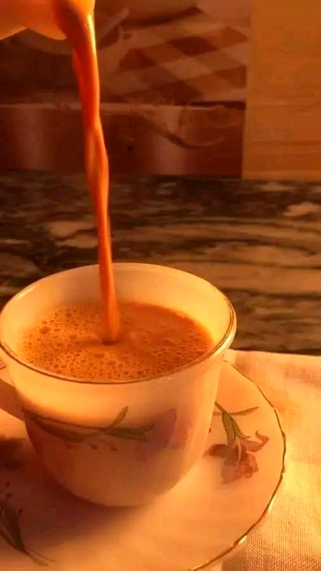 زندگی کی کیتلی میں دو کپ پانی جتنے دن ہیں ☕️🥀
اور رویوں کی پتی ہے اس میں
کچھ محبت کی شکر اور
کہیں تھوڑا نایاب خالص دودھ رشتوں کے جیسا ہے۔ 
کہ نایاب ہے
تھوڑی خوشیوں کی الائیچیوں کی خوشبو بھی ہے 
مگر دُکھوں، حسرتوں اور آنسوؤں کی آگ ہے
 جس پر دھری یہ کیتلی زندگی کی اک تلخ و شیریں امتزاج سے
مہکتی چائے کا لُطف دیتی ہے 
تبھی چاۓ زندگی لگتی ہے ☕️🥀