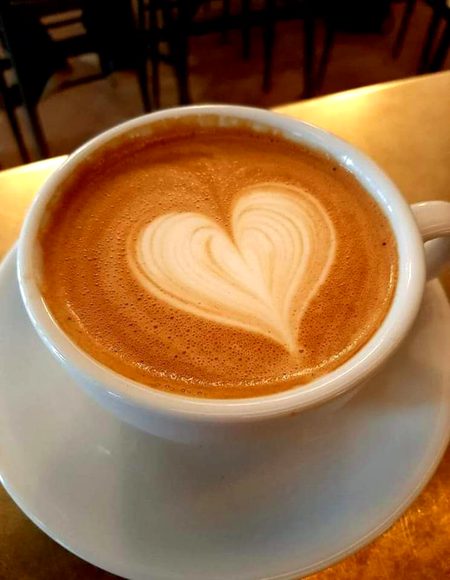 بکھر رہی ہے میری زات اسے کہنا___💔
کبھی ملے تو یہ بات اسے کہنا_____💔
وہ ساتھ تھا تو زمانہ تھا ہمسفر میرا 💔
مگر اب کوئی نہیں میرے ساتھ اسے کہنا
اسے کہنا کہ بن اسکے دن نہیں کٹتا _💔
سسک سسک کر کٹتی ہے رات اسے کہنا
اسے پکارو کہ خود ہی پہچ جاؤ اسکے پاس 
اب نہیں رہے وہ حالات اسے کہنا ___،💔
اگر وہ پھر بھی نہ لوٹے تو اے مہرباں قاصد
ہماری زیست کے حالات اسے کہنا____،💔
ہر جیت اس کے نام کر رہی ہوں میں۔ 💔
میں مانتی ہوں اپنی مات اسے کہنا 💔
چلتا تھا ہاتھ میرا تھام کر جس پر 💔
کرتا ہے بہت یاد وہ راستہ اسے کہنا 💔
امید وہ رکھے نہ کسی اور سے______ 💔
ہر شخص محبت میں نہیں ہم سا اسے کہنا