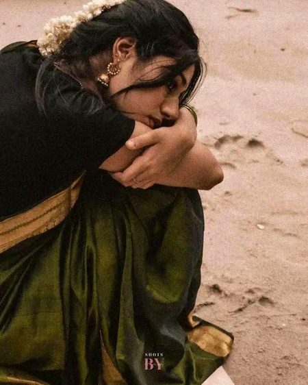 ہم یوں ہی بیزار نہیں ہوۓ زندگی سے..
ہم نے کئ خواہشات کا جنازہ پڑھا ہے💔Unzii🥀