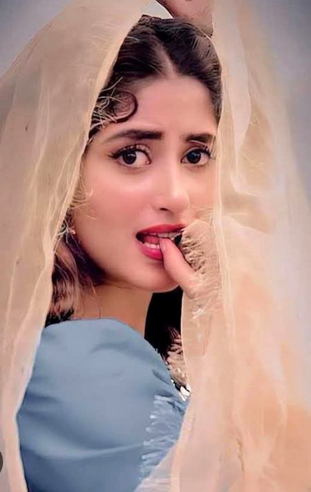 خاموش ہوں تو تیری خوشی کے لیے..
یہ مت سمجھنا کے میرا دل نہیں دکھتا💔Unzii🥀