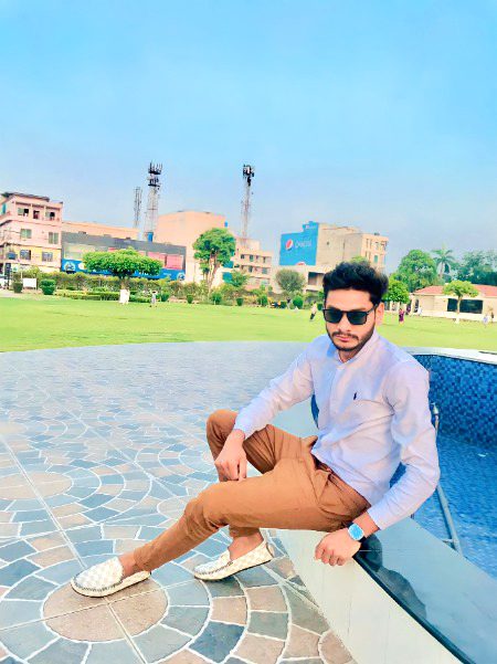 اس کو سمجھاؤ اک تم بھی ہوتا ہے 
پھر بھی اس نے آپ ہی کہنا ہوتا ہے