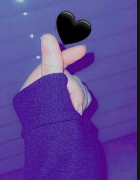 ہم تو ٹوٹے ہوے دلوں  کو جوڑنے میں مہشور تھے۔
پھر جب اپنا دل ٹوٹا  تو ہنر ہی بھول گے ۔🔥 Mahii 💔