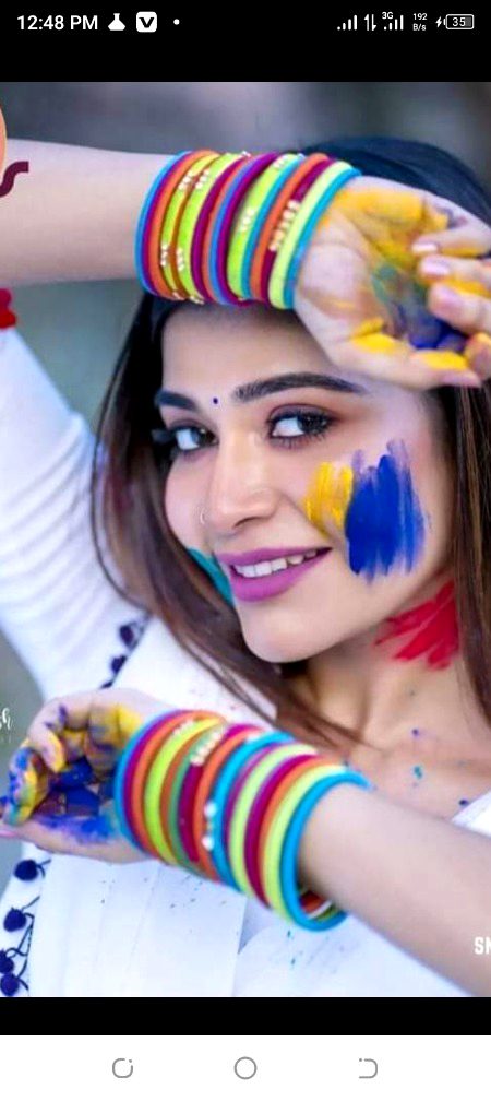 میں نے کہا رنگوں سے عشق ہے مجھے,
پھر زمانے نے ہر رنگ دکھایا مجھے🔥 Mahii 💔