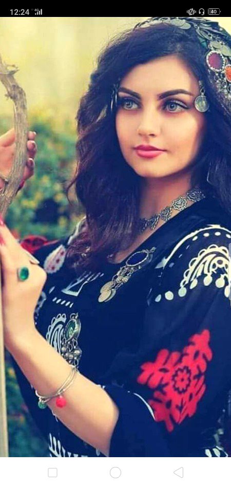 انداز بدلے ہیں انکے کچھ اس انداز سے_
کہ وہ  بڑے انداز سے نظرانداز کرتے گئے🔥 Mahii 💔
