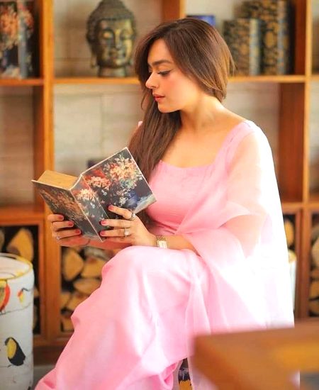میں وہ کتاب ہوں جسے پڑھنے کے بعد..
لوگ ترجمے کے لیے تمہیں دیکھیں گے💔Unzii🥀