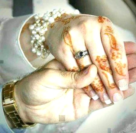 سخت ہاتھوں سے بھی 🥀
چھوٹ جاتی ہیں انگلیاں 💕
رشتے طاقت سے نہیں😍 
محبت سے تھامے جاتے ہیں 💯