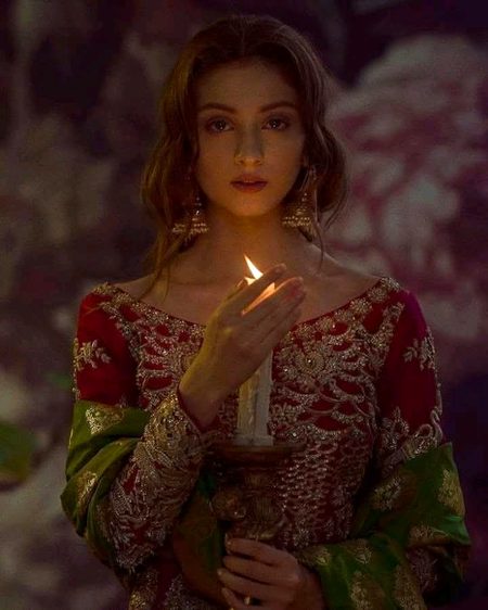 شبِ فراق بھی روشن تُو دل میں رہتا ہے..
کہ جیسے تارا چمکتا اندھیری رات میں ہے.
میں تو عنوانِ محبت ہوں اور کچھ بھی  نہیں.
میری چاہت کا حسیں باب تیری ذات میں ہے💔Unzii🥀