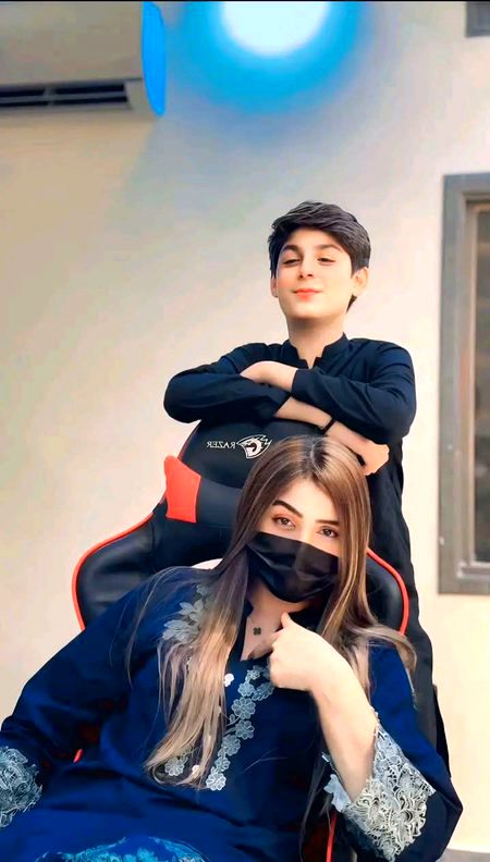 : ﺳﺎﺭﮮ ﺟﺬﺑﮯ.. ﺗﻤﺎﻡ ﻭﻋﺪے..ﺩﻋﺎﺋﯿﮟ ﺳﺎﺭﯼ..ﺳﺒﮭﯽ ﺍﺭﺍﺩﮮ..ﮨﺮ ﺍﮎ ﺗﻤﻨﺎ..ﮨﺮ ﺍﯾﮏ... ▼▼
ﺧﻮﺍﮨﺶ..ﺧﻮﺍﺏ ﺍﭘﻨﺎ..ﺧﻤﺎﺭ ﺳﺎﺭﮮ..ﻣﺤﺒﺘﻮﮞ ﮐﮯ ﻧﺼﺎﺏ ﺳﺎﺭﮮ..ﺟﻮ ﺗﻢ ﮐﻮ ﺩﮮ ﺩﻭں..ﺗﻮ ﺍﺗﻨﺎ ﮐﮩﮧ ﺩﻭ..ﻭﻓﺎ ﮐﺮﻭ گے؟🥀 -𝑨𝒑𝒌𝒂 𝑳𝒐𝒗𝒆𝒍𝒚🧎♂️💕