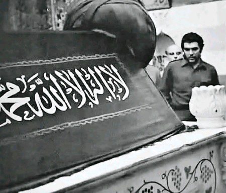 "وہ(ریاست اسٹیبلشمنٹ) آپ کو روٹی بیچنے والے، گوشت بیچنے والے، دودھ بیچنے والے اور تیل بیچنے والے کے ساتھ اس وقت تک بحث مباحثہ میں الجھا کر رکھیں گے جب تک کہ آپ وطن فروشوں (اسٹیبلشمنٹ) کو بھول نہ جائیں۔"
چی گویرا کی پہلی تصویر سلطان صلاح الدین ایوبی کے مزار پر حاضری کی ہے! 
مارکسی انقلابی رہنما
منسٹر آف انڈسٹریز کیوبا 
ارنسٹو چی گویرا🌺🌺🌺