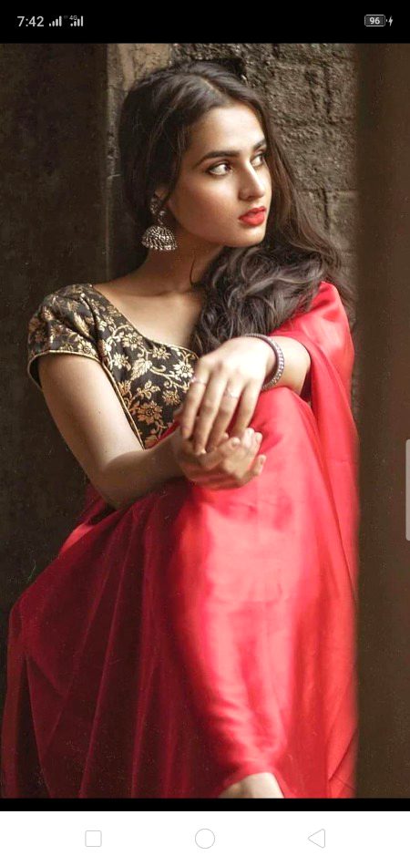 زیست کے زخم ادھیڑو گے تو مر جاؤ گے
عشق سے آنکھ ملاؤ گے تو ڈر جاؤ گے.
میرے اشعار پر واااہ واااہ تو کئے جاتے ہو 
درد سمجھو گے تو روتے ہوئے گھر جاؤ گے.
راستے میں کبھی انجانے سے مل جائیں ہم. 
تجھ کو آواز جو دوں کیا تم ٹھہر جاؤ گے؟
یہ تو دنیا ہے یہاں کون پوچھتا ہے صنم.
حشر میں کیا یونہی چاہت سے مکر جاؤ گے؟
کیسے کاٹو گے بھلاِ ہجر کی راتیں محسن. 
عشق دلدل ہے کیا دلدل میں اتر جاؤ گے؟🔥 Mahii 💔