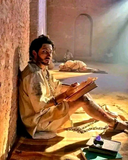 پہلے ہوں گے بیتابئ دل کے شکوے
اب تو راحت سی مجھے خانہ زنجیر میں ہے
جگر مرادأبادی