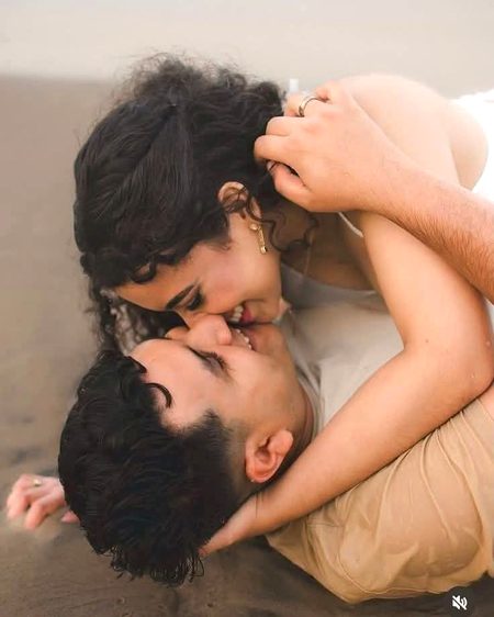 ریشم نگہ جلوہ؀ اے خواب کی روشن آہٹ، لب آشنا مہکار      
اے دل میں پھیلتی نرمی کا جادو"♡❤●•◦
تم جانتی ہو؟
کچھ لوگ دل پر ایسے اُترتے ہیں
جیسے وسیع رات میں
اچانک ٹمٹماتا وہ پہلا روشن تارا
جس کی چمک دل کی ویران کھڑکیوں پر اتر کر
خاموشی میں بھی
امید کا نرم سا لمس چھوڑ جائے
وہ تارا جو پوری رات کی سیاہی کو بدل دے
جو آنکھوں میں روشنی اور دل میں قرار لے آئے
تم بالکل ویسی ہی ہو
ایک ایسی چمک
ایک ایسی مہک
ایک ایسی لطیف سی کشش
جو روح کو اپنی طرف کھینچتی ہے
اور دل کو اس کا بھولا ہوا سکون
واپس دے دیتی ہے❤️
🖤🔥🥀