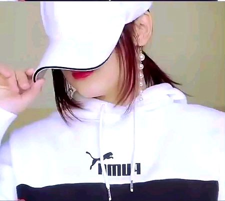 مجھے ڈھونڈنے کی چاہ میں کیوں کھوجتے ہو جابجا؟٠٠٠٠ میرے ہم نشیں! میرے ہمنوا۔ میں
یہاں وہاں گیا نہیں۔٠٠٠ اگر دھڑکنوں میں تیری نہیں۔۔تو یاد رکھ۔میں کہیں نہیں